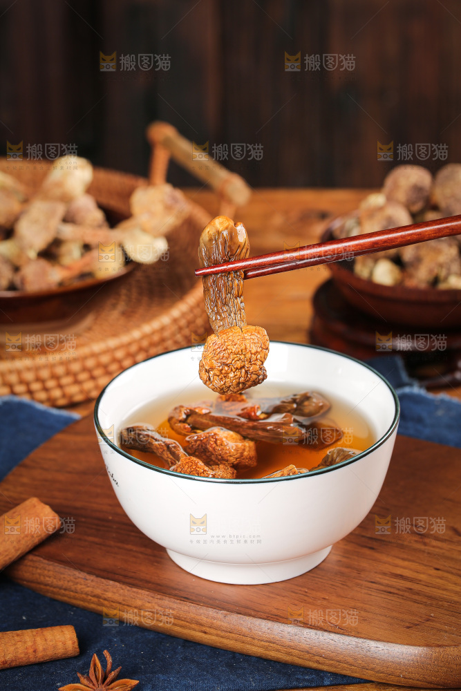 深底上的姬松茸