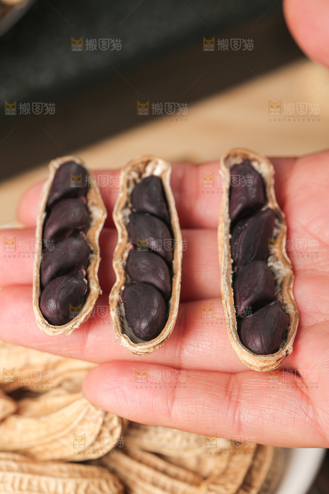 深底上的黑皮花生