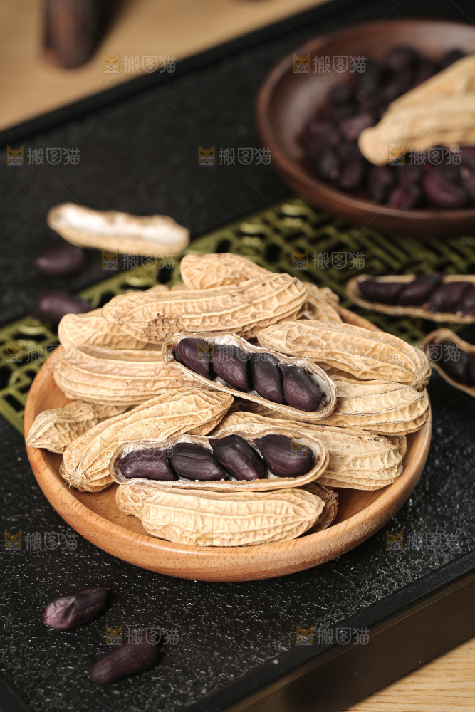 深底上的黑皮花生