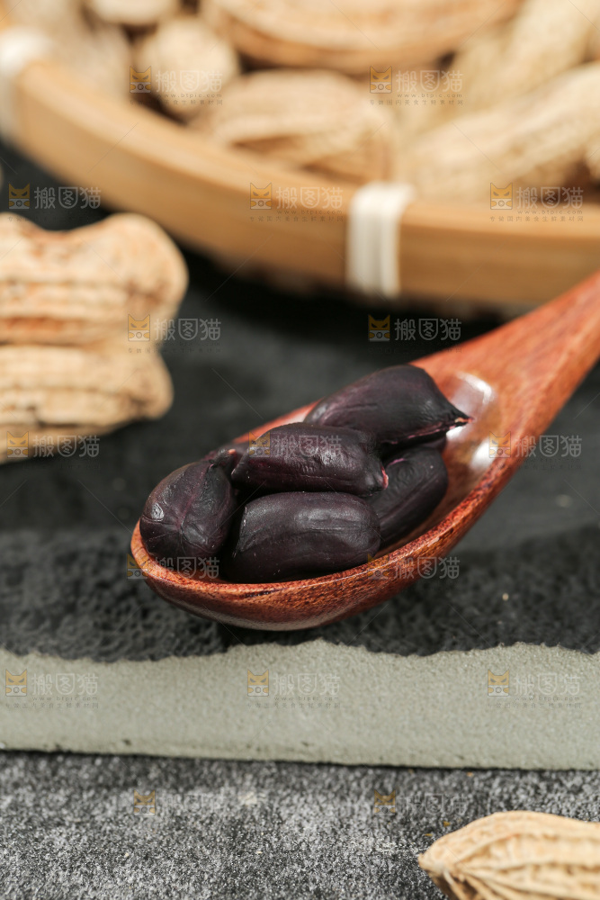 深底上的黑皮花生