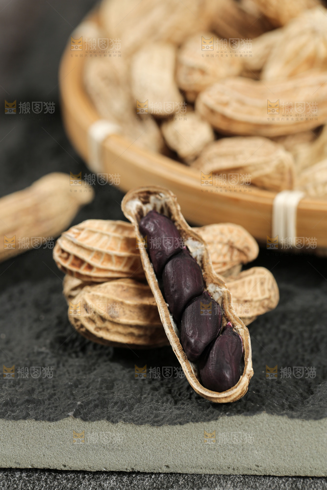 深底上的黑皮花生