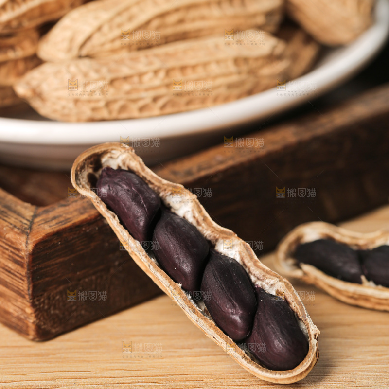 深底上的黑皮花生