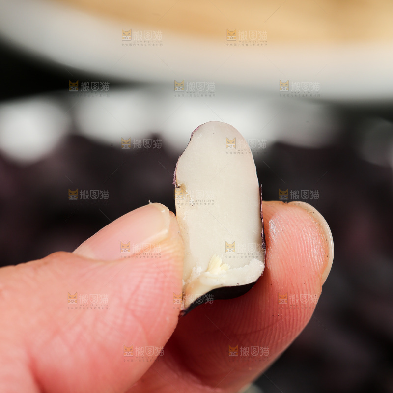 深底上的黑皮花生