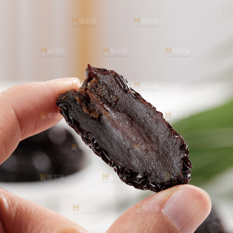 浅底上的黑晶枣
