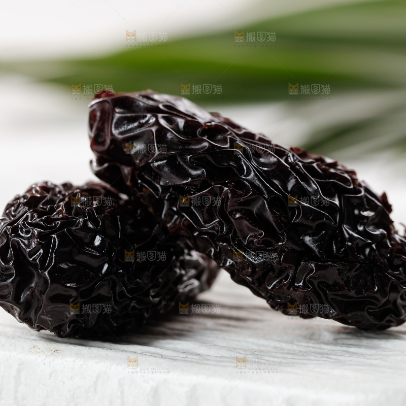 浅底上的黑晶枣