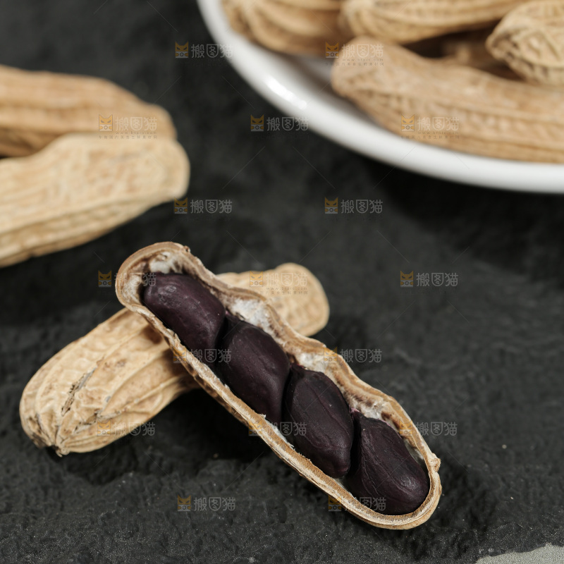 深底上的黑皮花生