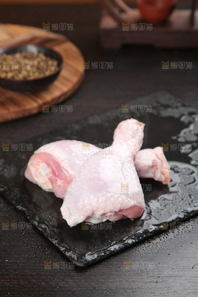 深底上的鸡腿