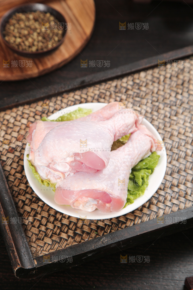 深底上的鸡腿