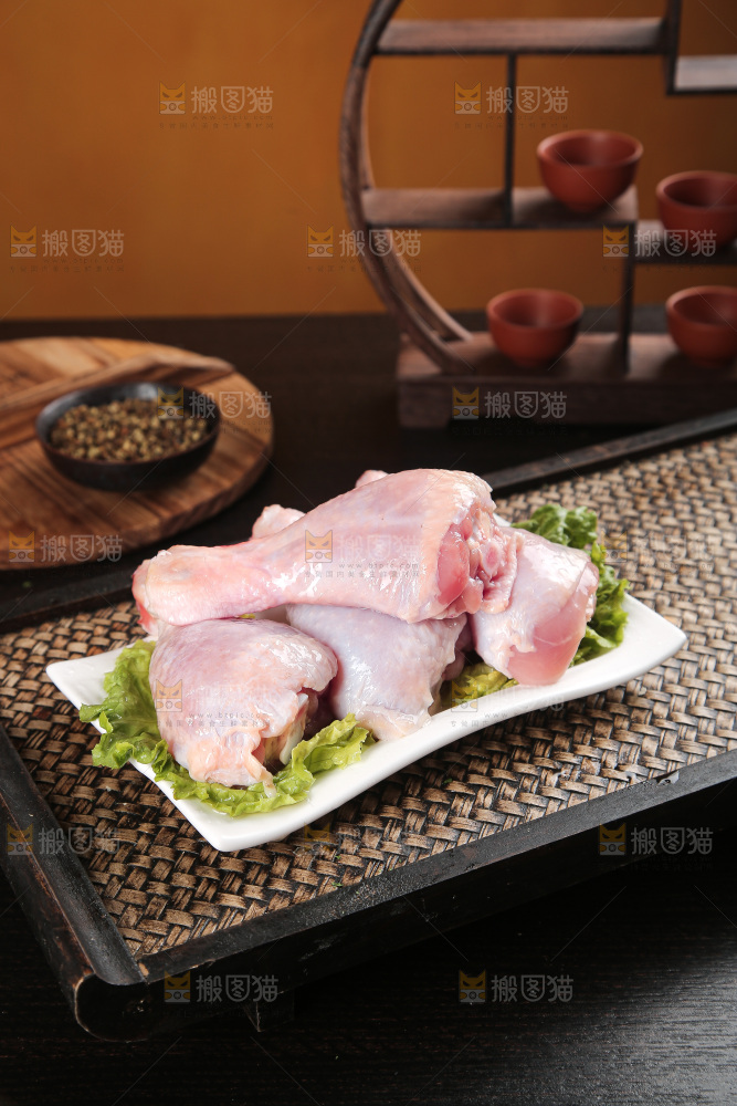 深底上的鸡腿