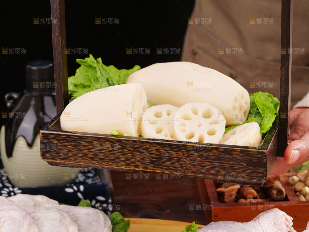 深底上的卤菜材料