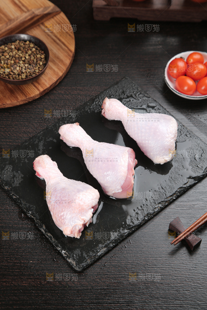 深底上的鸡腿