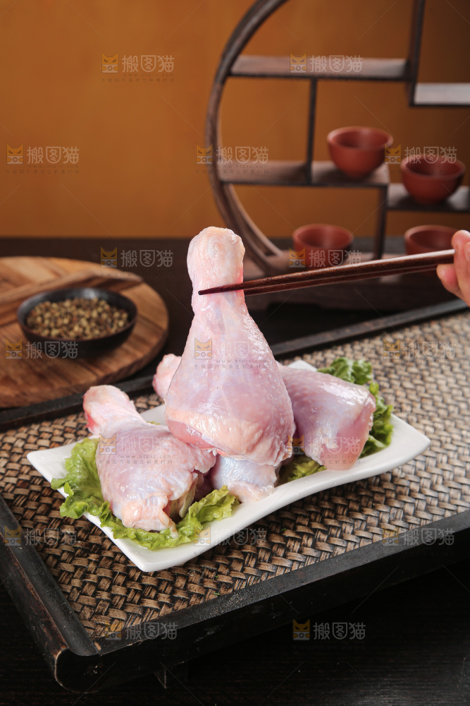 深底上的鸡腿