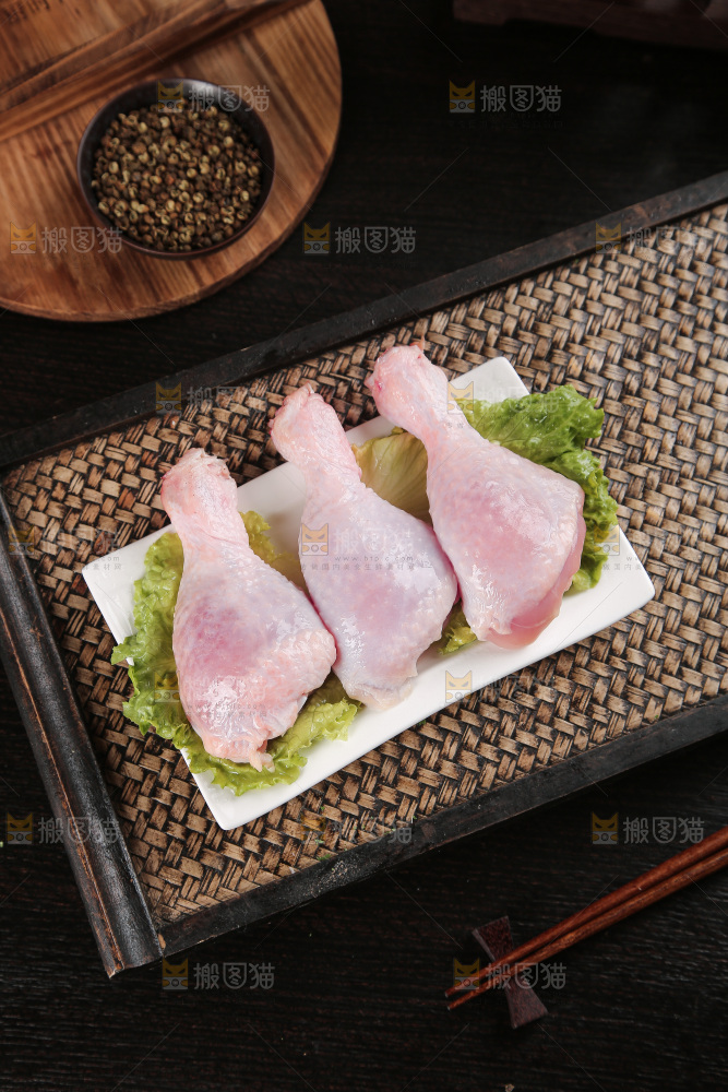 深底上的鸡腿