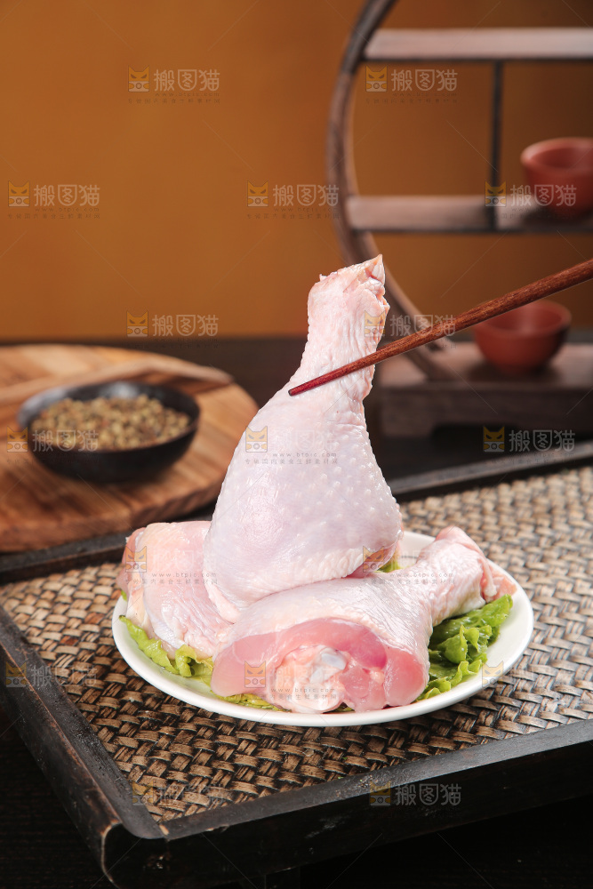 深底上的鸡腿