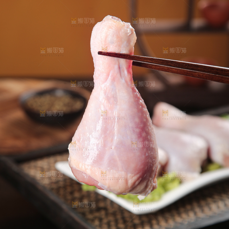 深底上的鸡腿