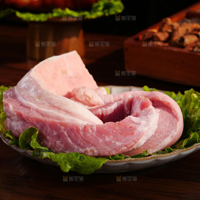 深底上的卤菜材料