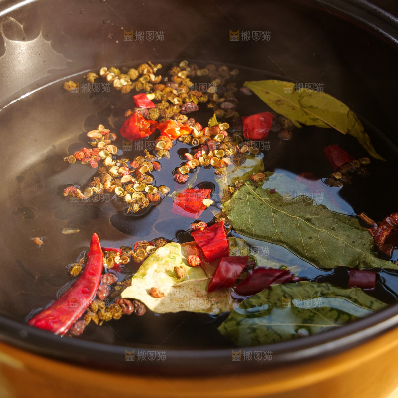 深底上的卤菜材料