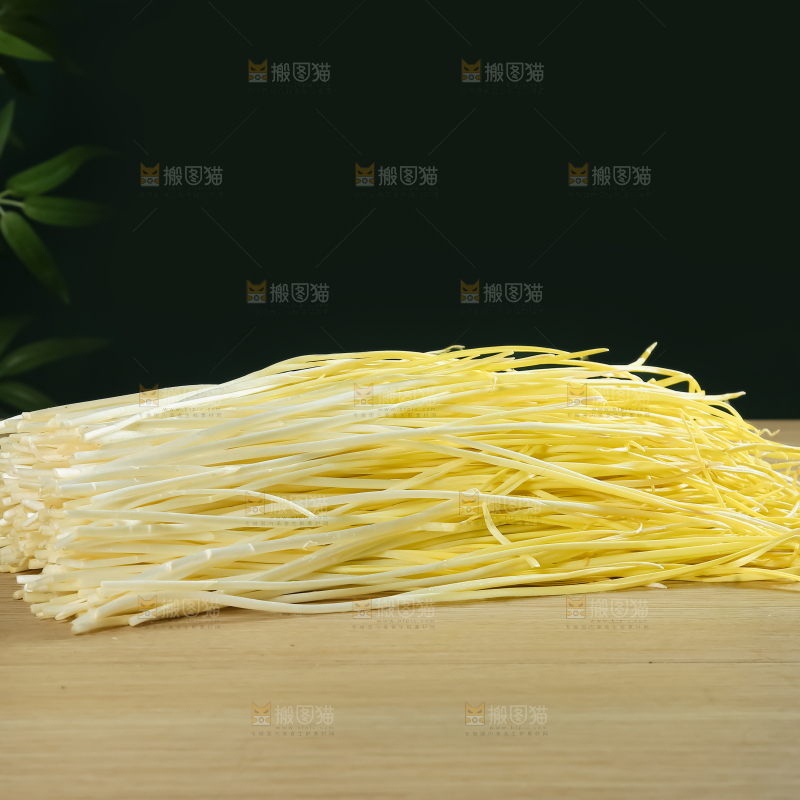 木底上的韭黄