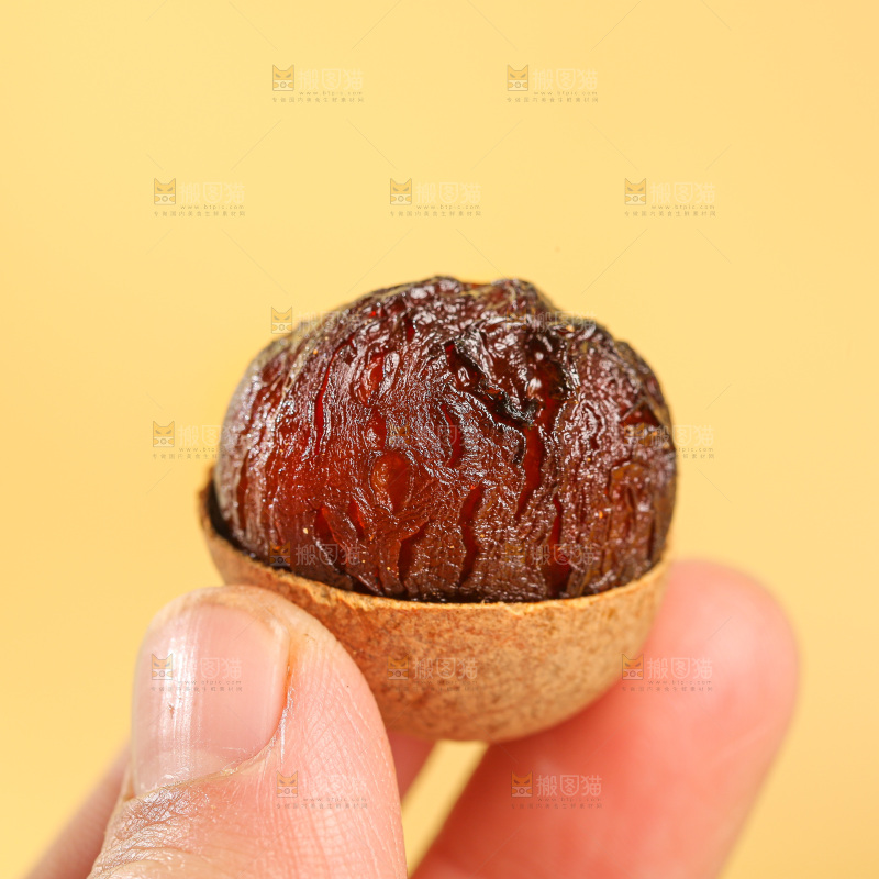 浅底上的桂圆干