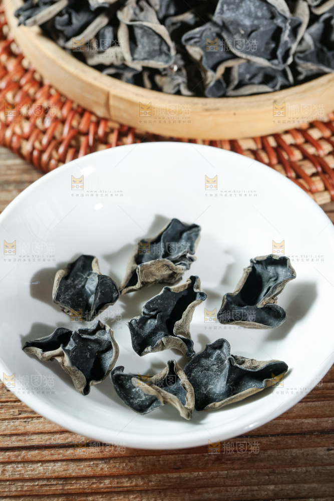 深底上的黑木耳