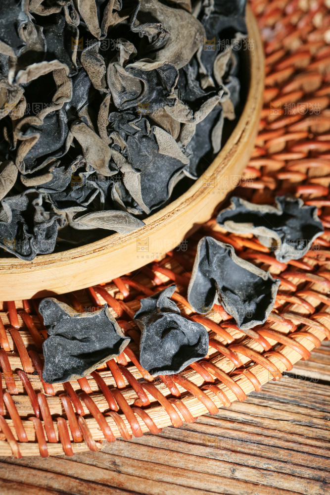 深底上的黑木耳