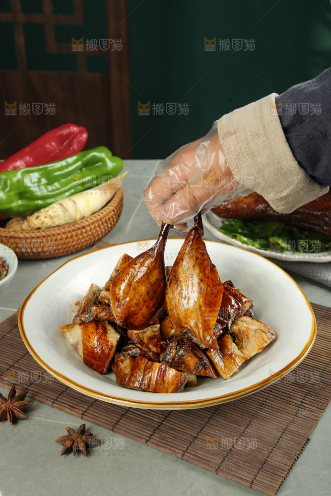 深底上的酱鹅