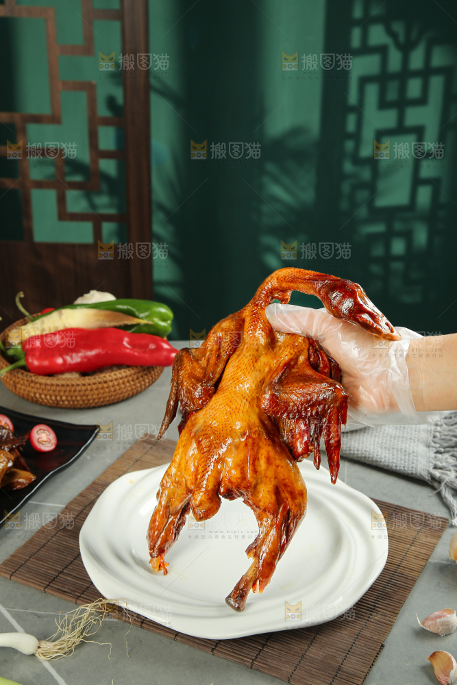深底上的酱鹅