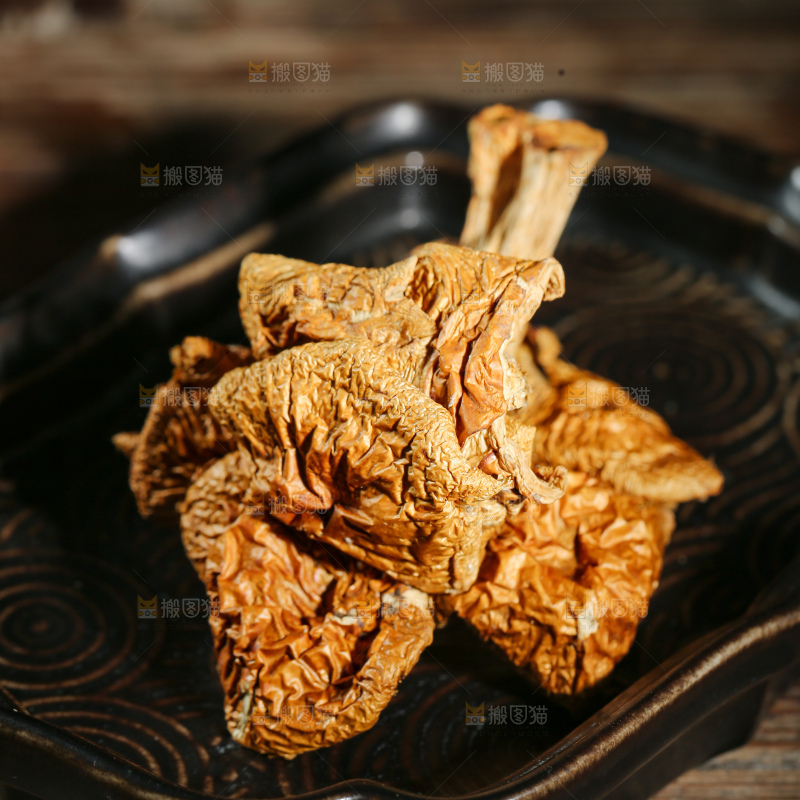 深底上的滑子菇