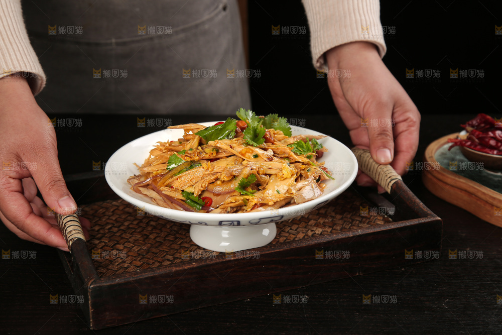 深底上的盐渍笋菜品
