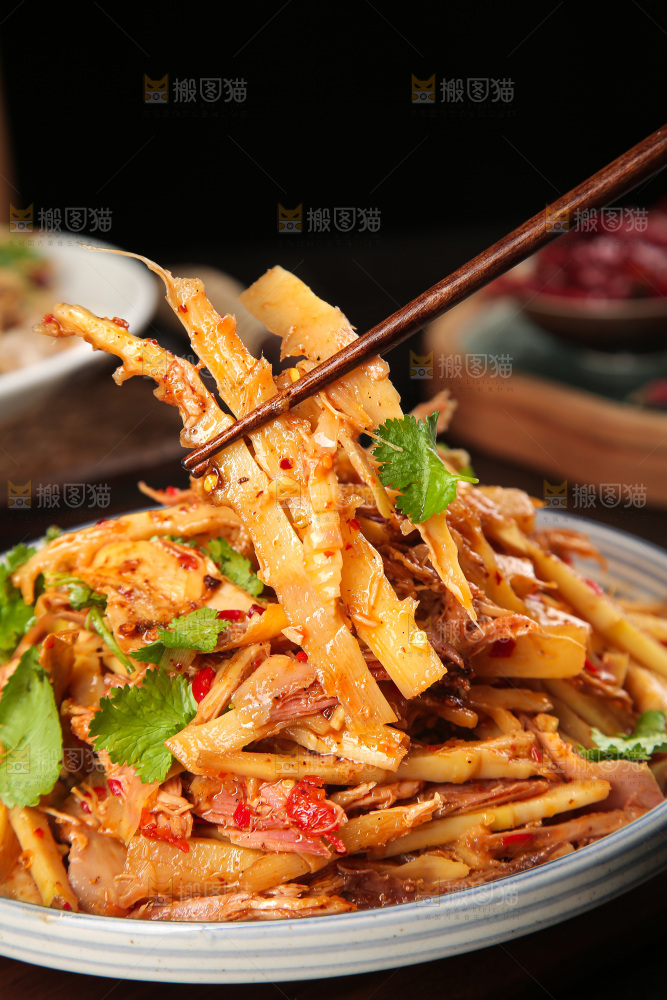 深底上的盐渍笋菜品
