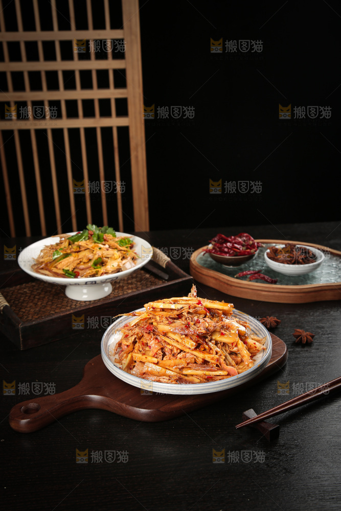 深底上的盐渍笋菜品