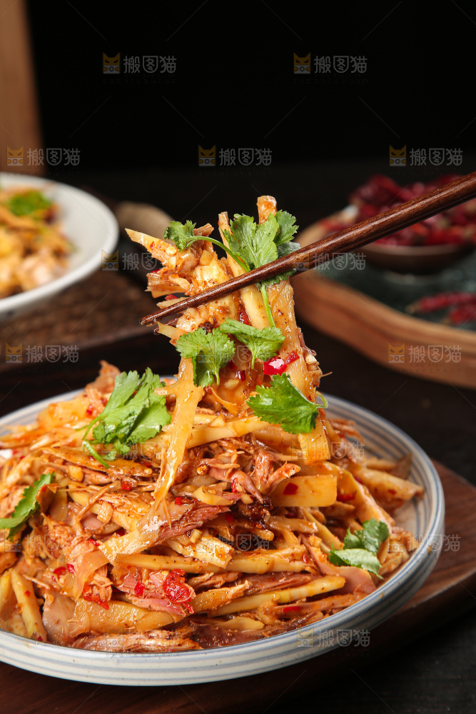 深底上的盐渍笋菜品