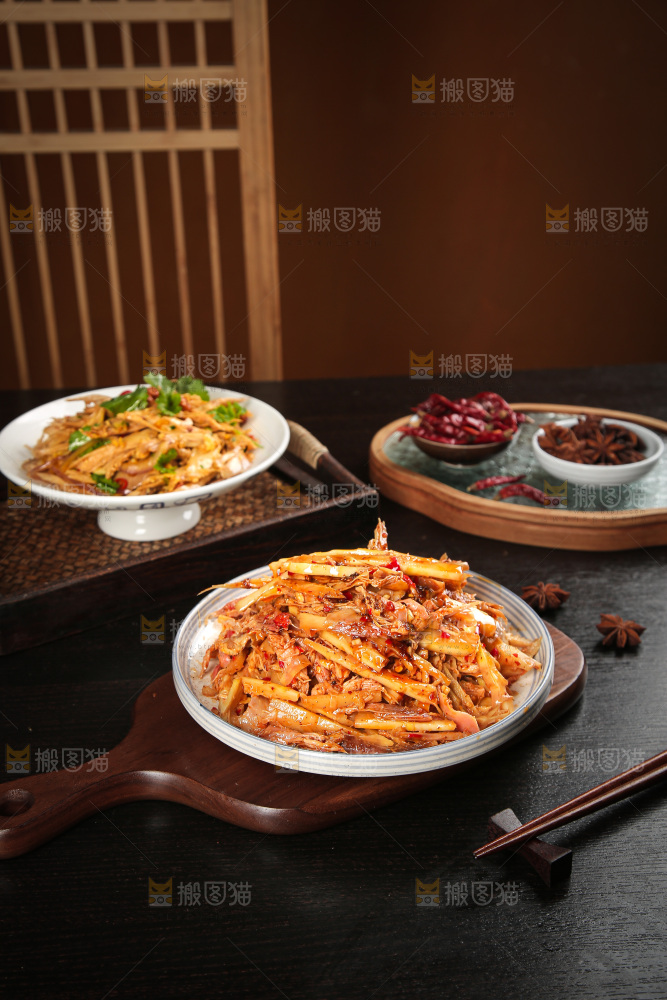 深底上的盐渍笋菜品