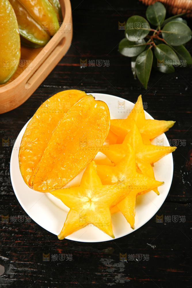 深色底上的杨桃