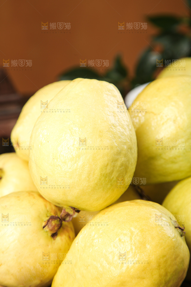 深底上的白心奶油芭乐