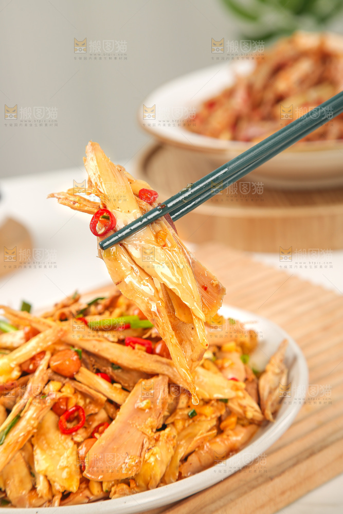 浅底上的盐渍笋菜品
