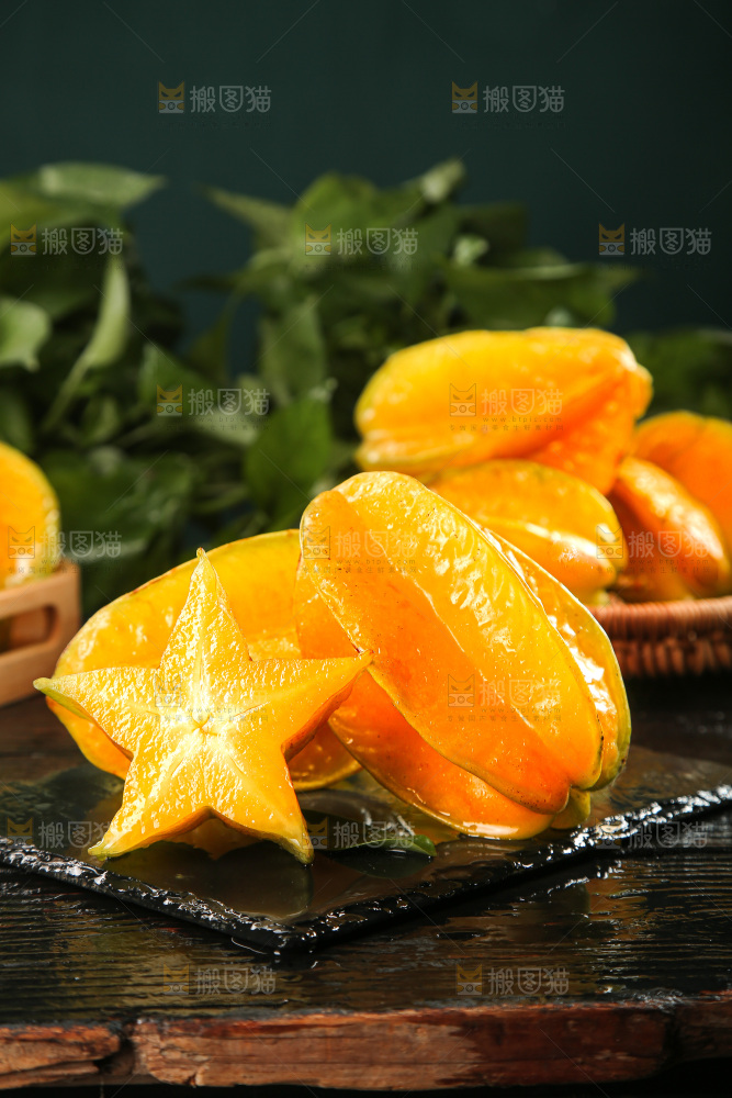 深色底上的杨桃