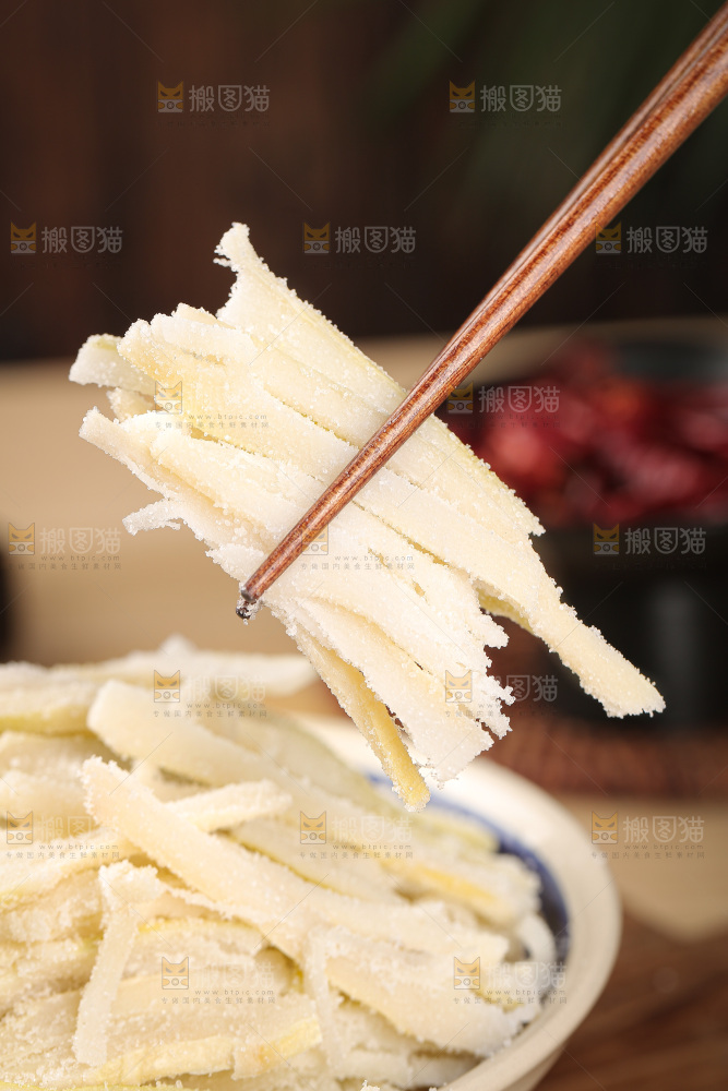 深底上的盐渍笋