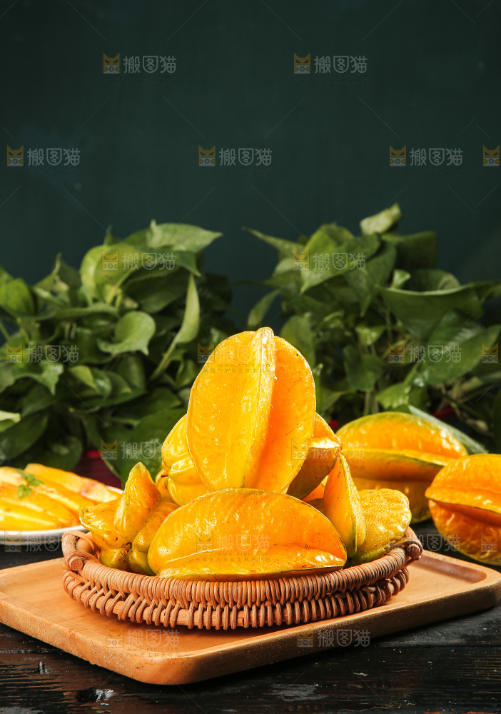 深色底上的杨桃