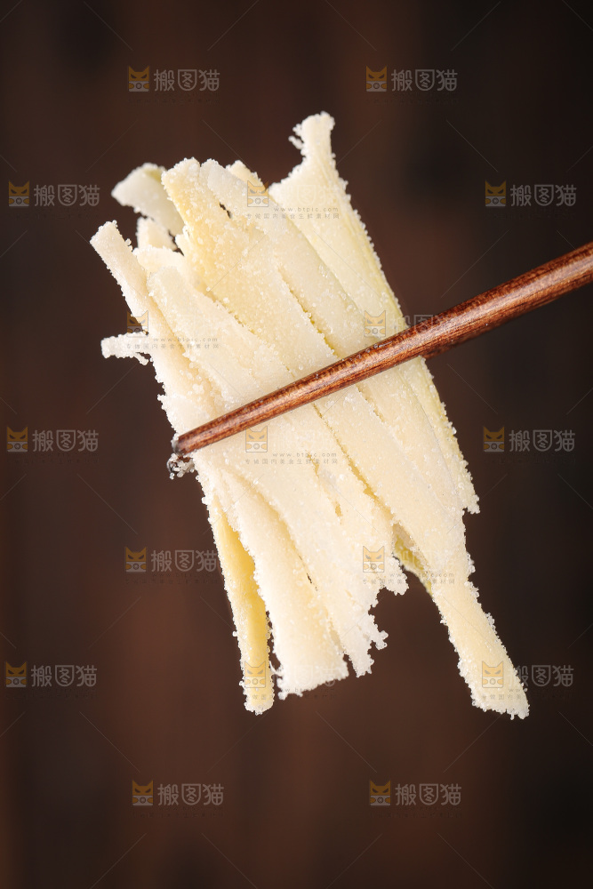 深底上的盐渍笋