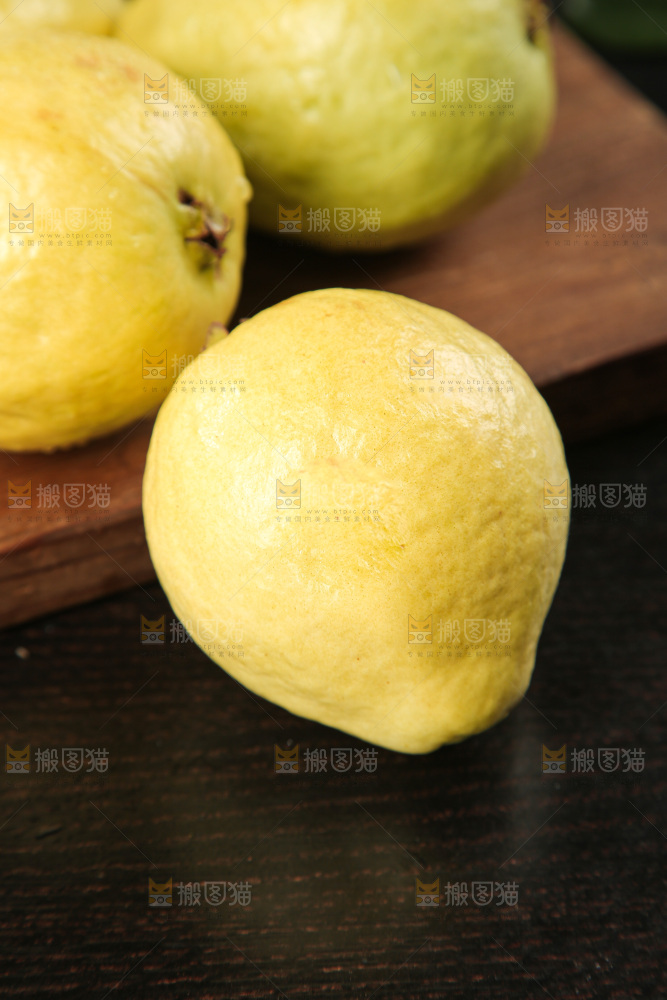 深底上的白心奶油芭乐