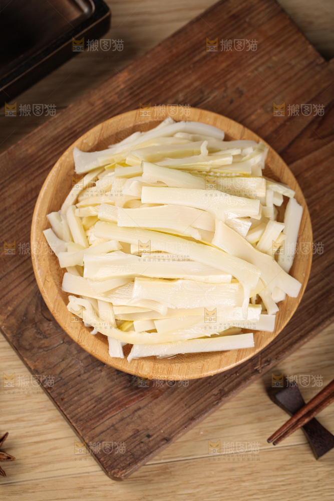 深底上的盐渍笋