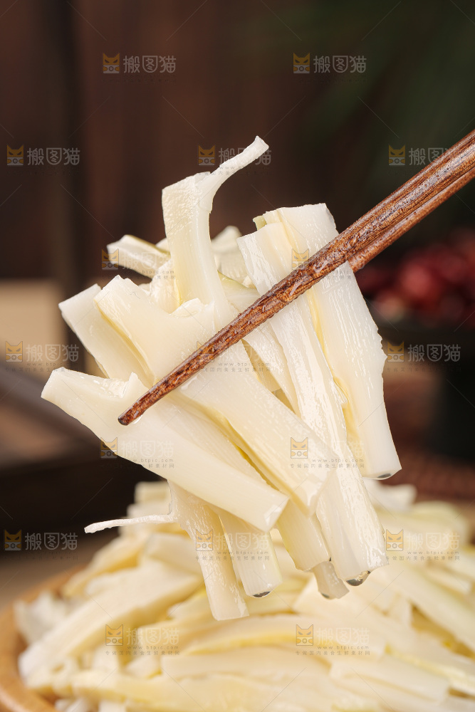 深底上的盐渍笋