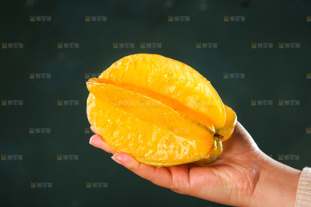 深色底上的杨桃