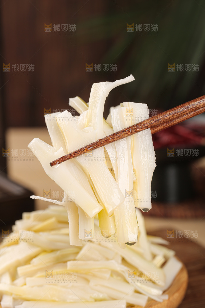 深底上的盐渍笋