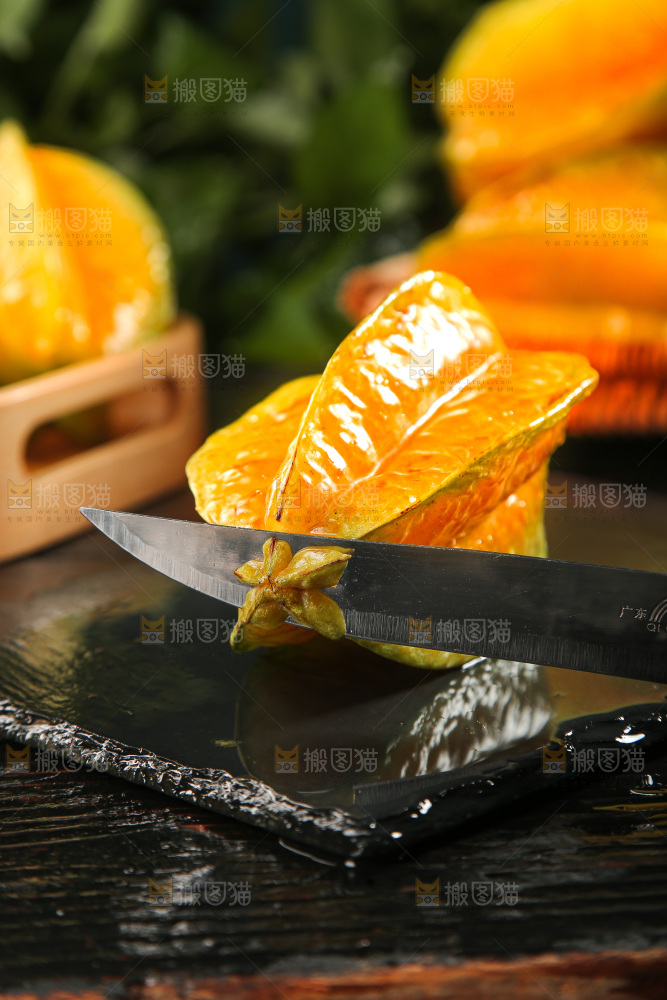 深色底上的杨桃