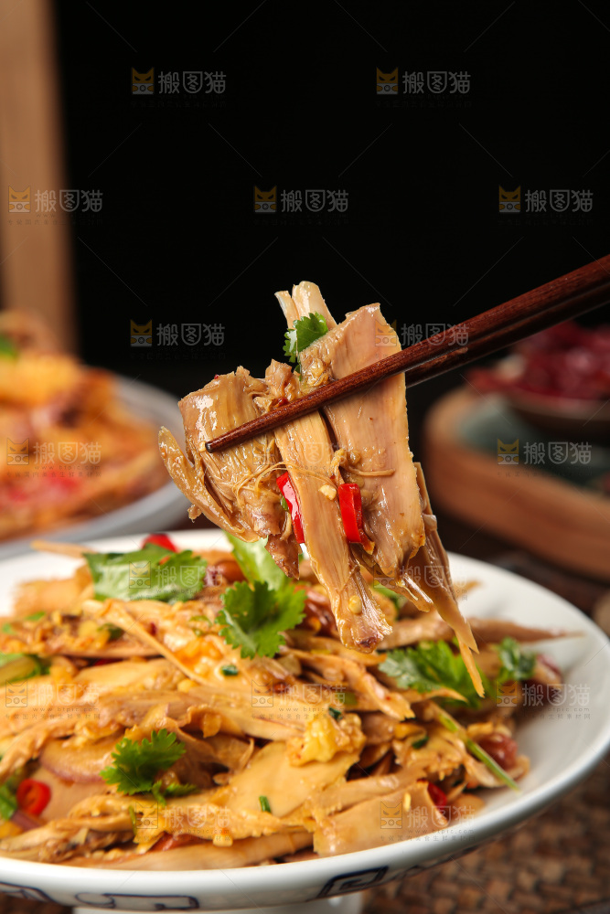 深底上的盐渍笋菜品