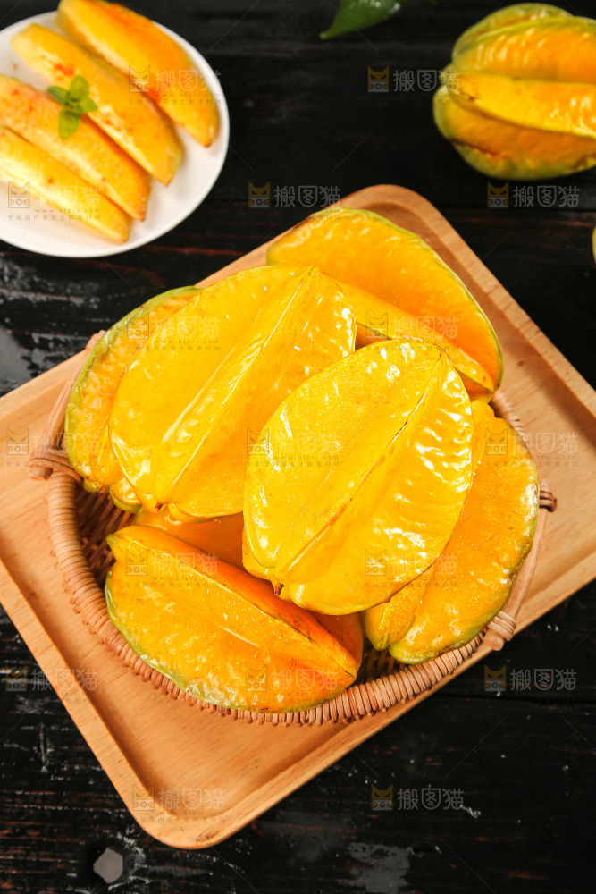 深色底上的杨桃
