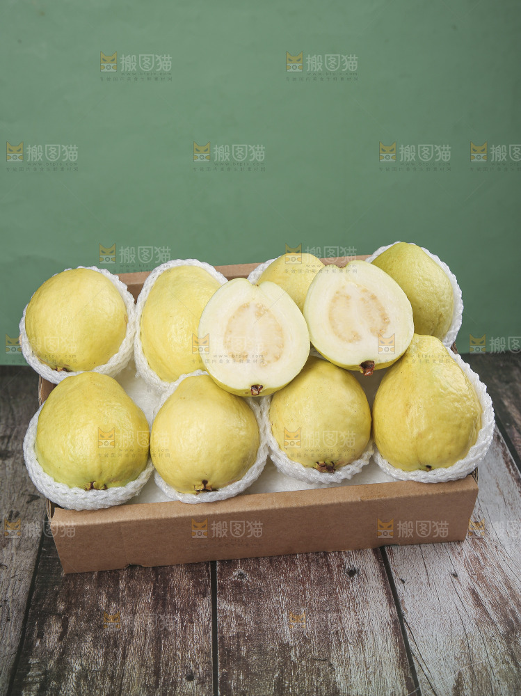 深底上的白心奶油芭乐
