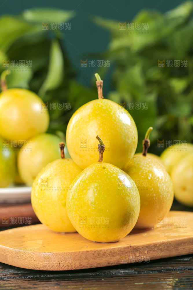 深色底上的百香果